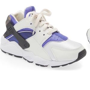 Nike Air Huarache Sneaker Women 7